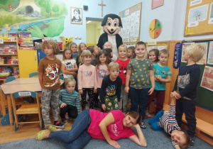 Zdjęcie dzieci z grupy piątej z postacią Myszki Mickey